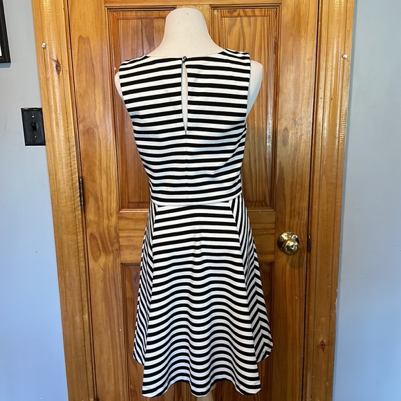 Express dress - Picture 4 of 7